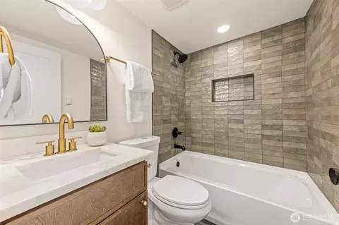 Bath - 520 30th Ave E, Seattle, WA 98112 photo 5 of 5