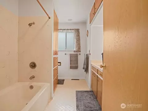 Bath - 16632 15th Ave SW, Seattle, WA 98166 photo 1 of 3
