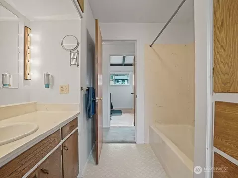 Bath - 16632 15th Ave SW, Seattle, WA 98166 photo 2 of 3
