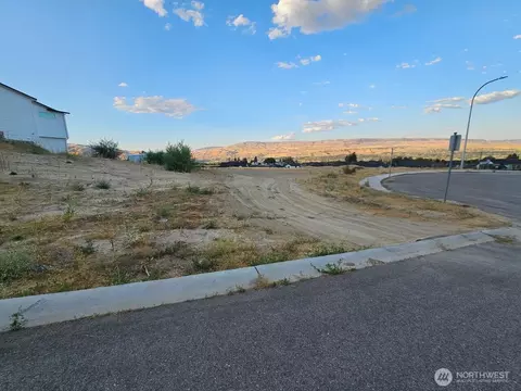 974 Spring Mountain Dr, Wenatchee, WA 98801