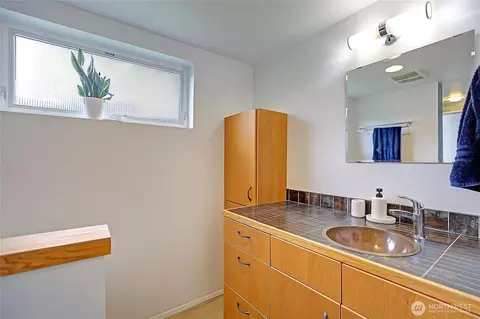 Bath - 2024 Wetmore Ave, Everett, WA 98201 photo 3 of 4