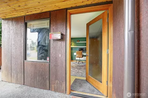 Entry Way - 2024 Wetmore Ave, Everett, WA 98201 photo 1 of 3