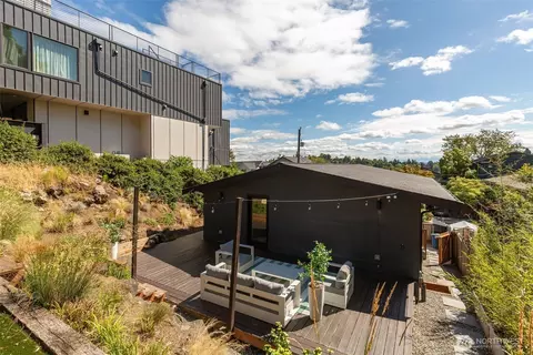 Exterior - 425 26th Ave E, Seattle, WA 98112 photo 5 of 8