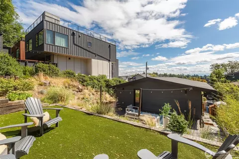 Exterior - 425 26th Ave E, Seattle, WA 98112 photo 3 of 8