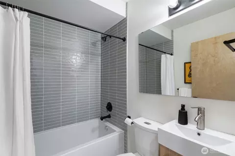 Bath - 425 26th Ave E, Seattle, WA 98112 photo 2 of 2