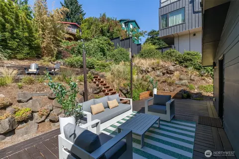 Exterior - 425 26th Ave E, Seattle, WA 98112 photo 4 of 8