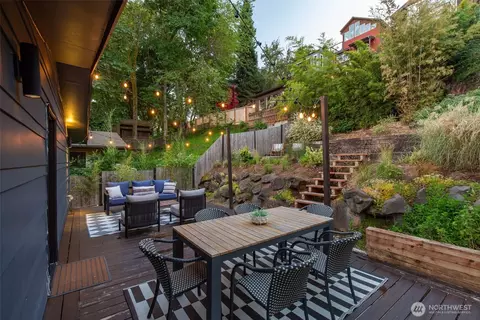 Exterior - 425 26th Ave E, Seattle, WA 98112 photo 7 of 8
