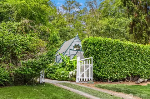 12231 Sunrise Dr NE, Bainbridge Island, WA 98110