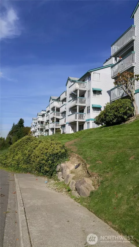 28610 16th Ave S #201, Federal Way, WA 98003