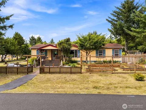 700 Island Cir SE, Ocean Shores, WA 98569