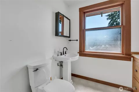 Bath - 401 Varner Ave SE, Orting, WA 98360 photo 2 of 3