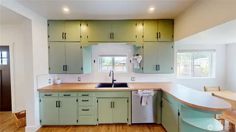 Kitchen - 5502 Chuckanut, Bow, WA 98232 photo 2 of 5