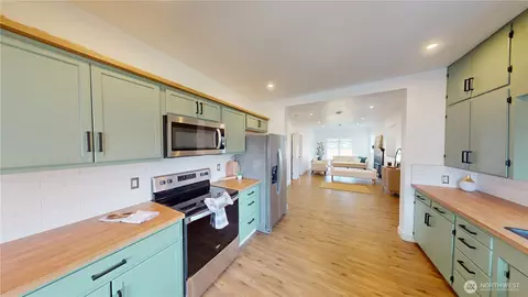 Kitchen - 5502 Chuckanut, Bow, WA 98232 photo 4 of 5