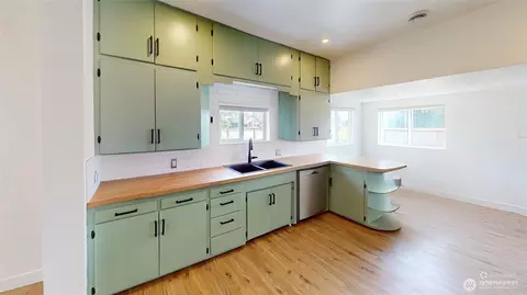 Kitchen - 5502 Chuckanut, Bow, WA 98232 photo 3 of 5