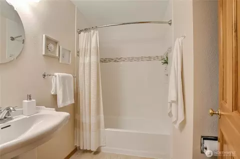 Bath - 3450 Garland Pl, Enumclaw, WA 98022 photo 2 of 3