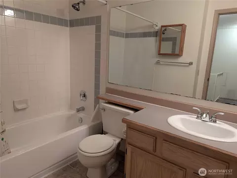 Bath - 9825 18th Ave W #E4, Everett, WA 98204 photo 1 of 1