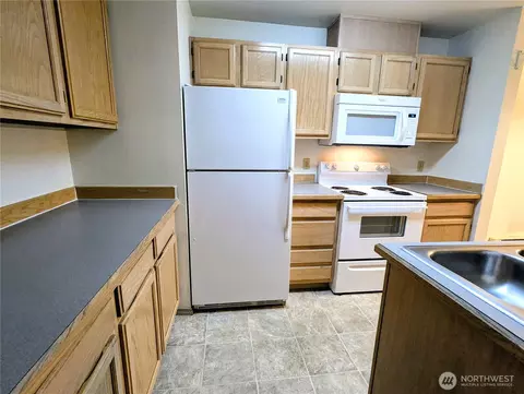 Kitchen - 9825 18th Ave W #E4, Everett, WA 98204 photo 1 of 2
