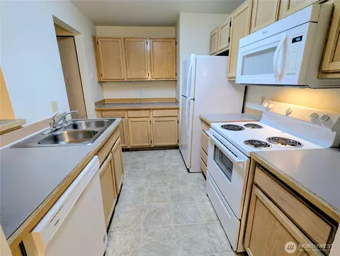 Kitchen - 9825 18th Ave W #E4, Everett, WA 98204 photo 2 of 2