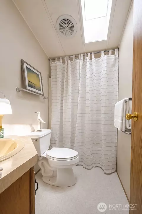 Bath - 17308 Woodcrest Dr NE, Bothell, WA 98011 photo 2 of 2