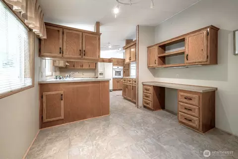 Kitchen - 17308 Woodcrest Dr NE, Bothell, WA 98011 photo 4 of 4
