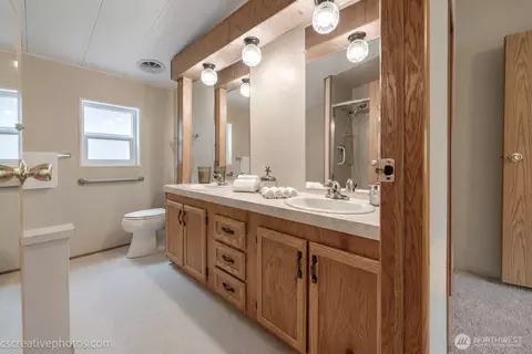 Bath - 17308 Woodcrest Dr NE, Bothell, WA 98011 photo 1 of 2