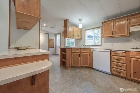 Kitchen - 17308 Woodcrest Dr NE, Bothell, WA 98011 photo 2 of 4