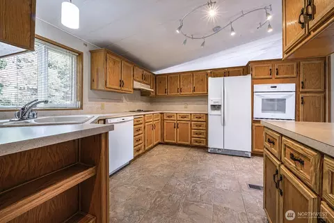 Kitchen - 17308 Woodcrest Dr NE, Bothell, WA 98011 photo 3 of 4