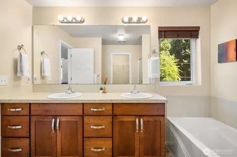 Bath - 26 Meadow Pl SE, Everett, WA 98208 photo 3 of 4