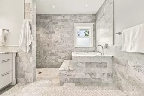 Bath - 1111 Bellevue Pl E, Seattle, WA 98102 photo 3 of 6