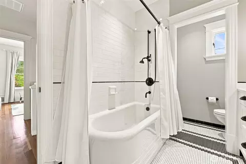 Bath - 1111 Bellevue Pl E, Seattle, WA 98102 photo 5 of 6