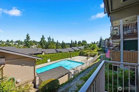 2920 76th Ave SE #211, Mercer Island, WA 98040