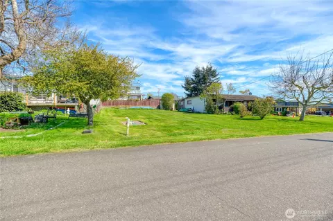 698 Kendor Dr, Point Roberts, WA 98281