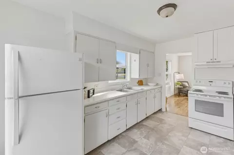 Kitchen - 1217 7th Ave, Longview, WA 98632 photo 3 of 5