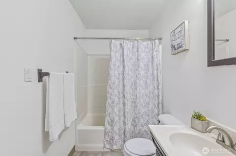 Bath - 1217 7th Ave, Longview, WA 98632 photo 1 of 1