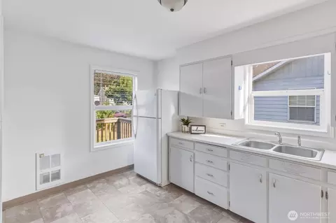 Kitchen - 1217 7th Ave, Longview, WA 98632 photo 2 of 5