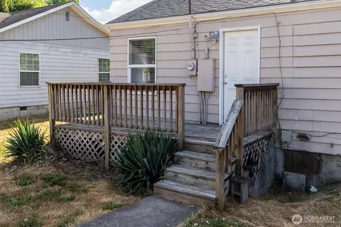 Exterior - 1217 7th Ave, Longview, WA 98632 photo 5 of 7