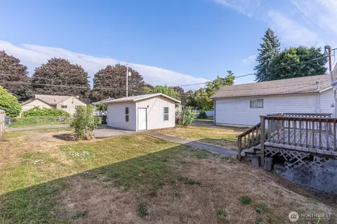 Exterior - 1217 7th Ave, Longview, WA 98632 photo 6 of 7