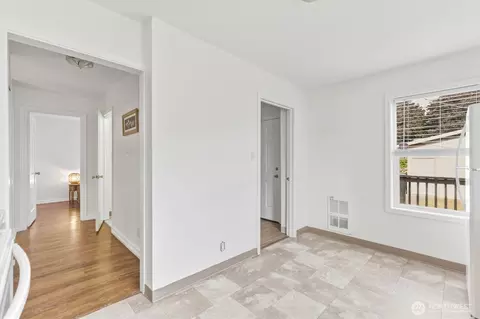Entry Way - 1217 7th Ave, Longview, WA 98632 photo 1 of 1