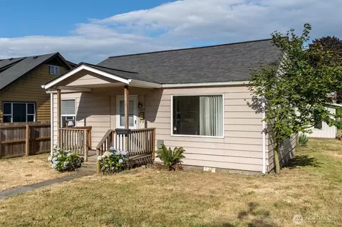 Exterior - 1217 7th Ave, Longview, WA 98632 photo 2 of 7