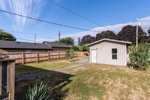 Exterior - 1217 7th Ave, Longview, WA 98632 photo 4 of 7