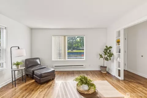 Living - 1217 7th Ave, Longview, WA 98632 photo 3 of 4