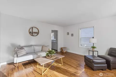 Living - 1217 7th Ave, Longview, WA 98632 photo 4 of 4