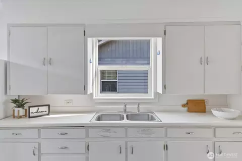 Kitchen - 1217 7th Ave, Longview, WA 98632 photo 4 of 5