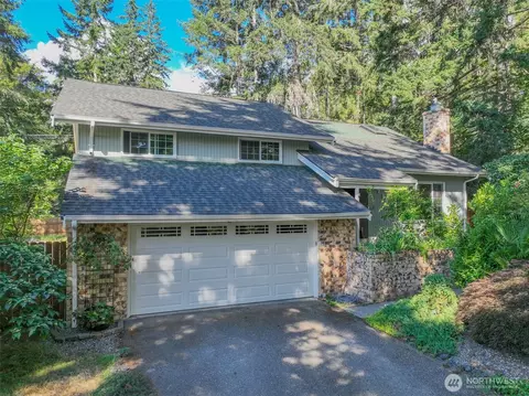 71 NE Rainier Pl N, Belfair, WA 98528