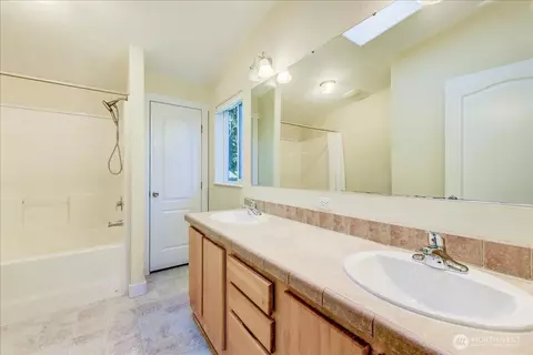 Bath - 3315 207 Pl SE, Bothell, WA 98012 photo 2 of 2