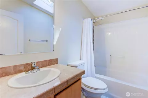 Bath - 3315 207 Pl SE, Bothell, WA 98012 photo 1 of 2