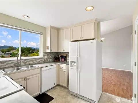 Kitchen - 206 Orting Ave NW, Orting, WA 98360 photo 3 of 4