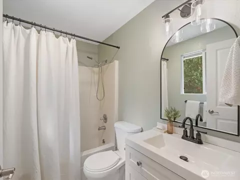 Bath - 318 161st Pl SE, Bothell, WA 98012 photo 2 of 2