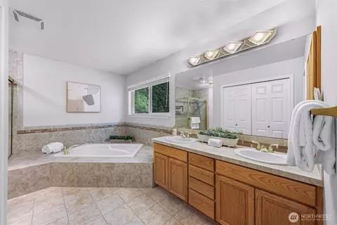 Bath - 10409 NE 151st Pl, Bothell, WA 98011 photo 3 of 5