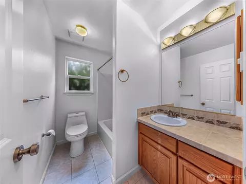 Bath - 10409 NE 151st Pl, Bothell, WA 98011 photo 2 of 5